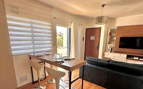 Apartamento Completo 2 Quartos com AC em Blumenau à 10min Vila Germânica, Tv a cabo e Premiere, ideal para família, Fácil acesso para Pomerode